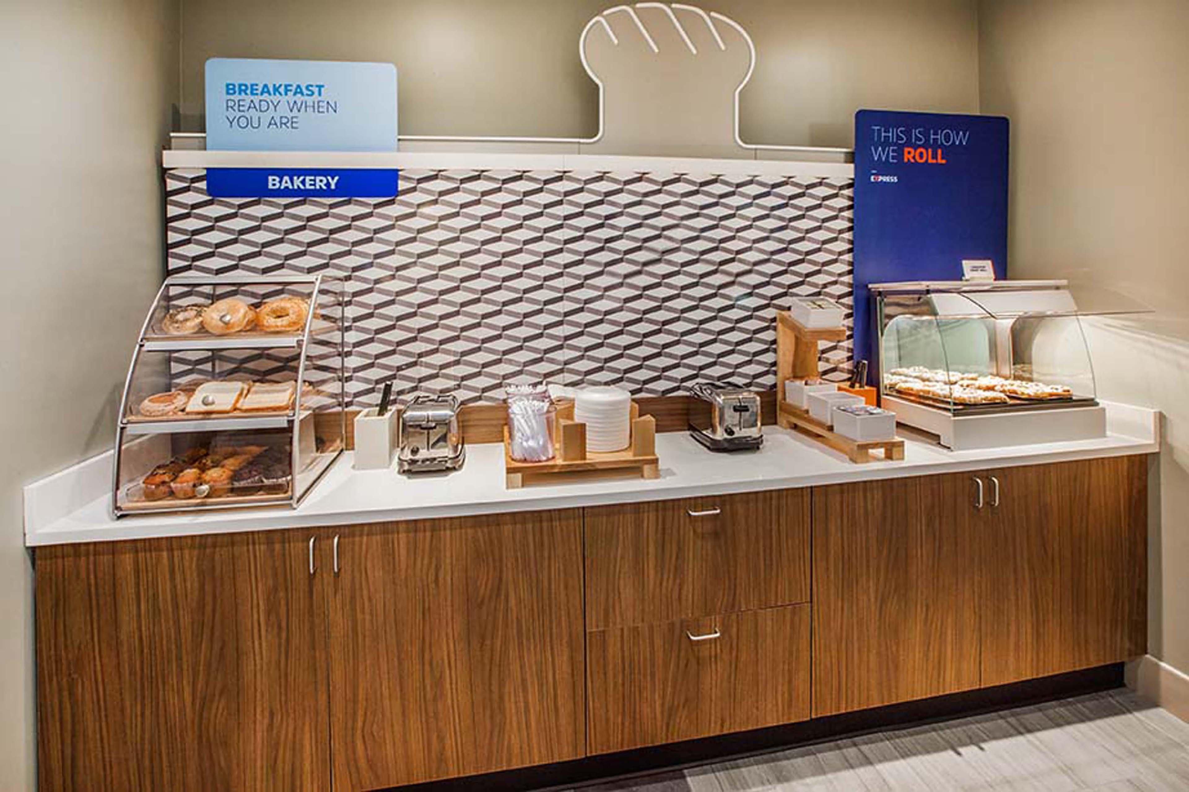 Holiday Inn Express Winnipeg Airport - Polo Park By Ihg מראה חיצוני תמונה
