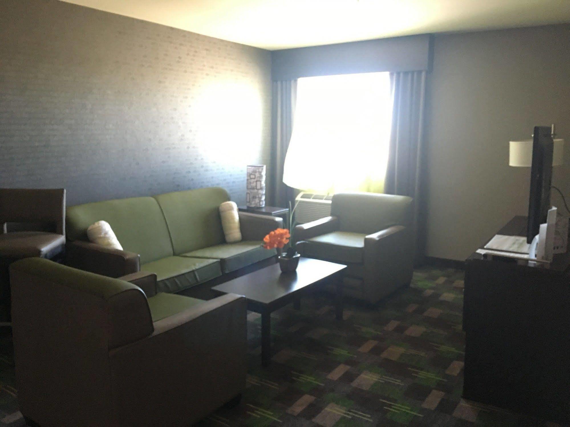 Holiday Inn Express Winnipeg Airport - Polo Park By Ihg מראה חיצוני תמונה