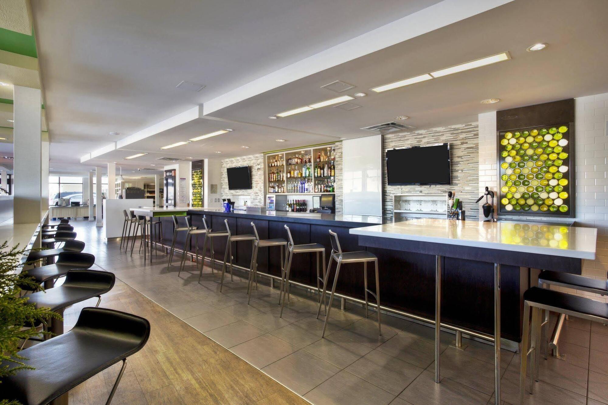 Holiday Inn Express Winnipeg Airport - Polo Park By Ihg מראה חיצוני תמונה